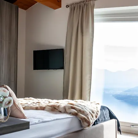 Daire Mia Isola With View, Garden And Swimming Pool